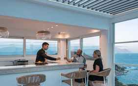 Die Poolbar bietet Cocktails und Snacks an